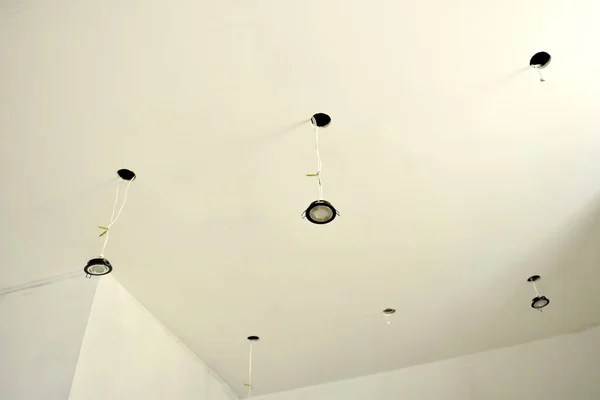Repare la bombilla en el techo. La lámpara incorporada en la pared . — Foto de Stock