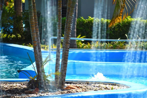 Lugar da água em Park. Parque aquático na selva. Parque do mar. Coloque sob palmeiras. Acampamento de luxo em trópicos. resort à beira-mar . — Fotografia de Stock