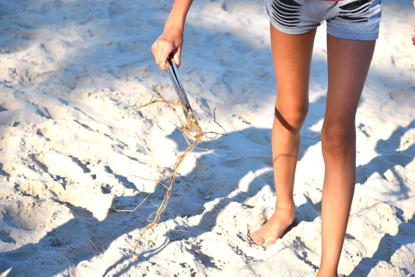 Έφηβη εθελόντρια καθαρίζει μια παραλία. Παιδιά εθελοντές καθάρισαν τη θάλασσα. — Φωτογραφία Αρχείου