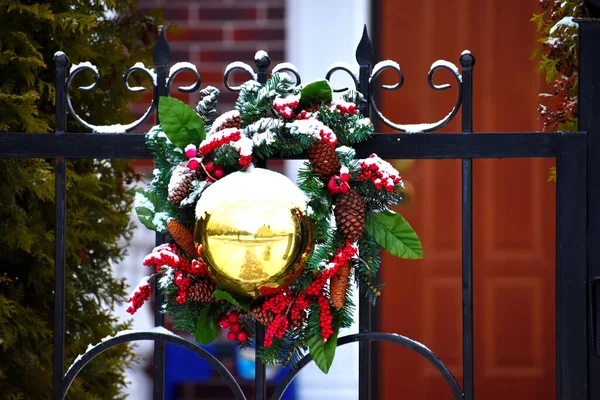 Inverno decoração de Natal na cerca da casa. Belas bolas de anos novos na cerca da casa de campo — Fotografia de Stock