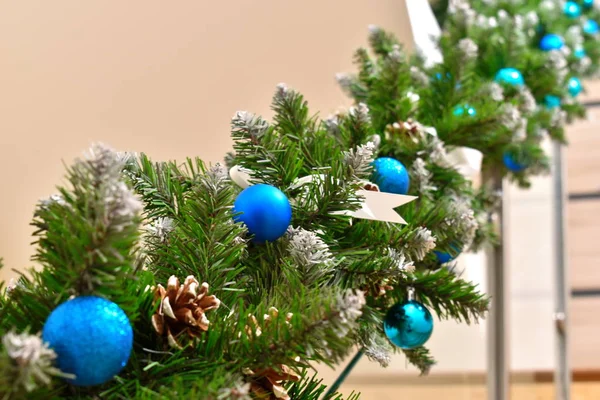 Design de casa de Natal. Decoração de Natal dentro do quarto. Árvore de Natal elegante . — Fotografia de Stock