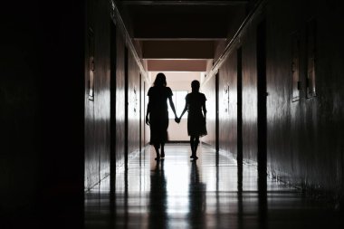 Binada ölü biri var. Hayaletlerle dolu ürkütücü bir ev. Paranormal insanlar. Işıklı korkunç koridor. Ölülerin huzursuz ruhları
