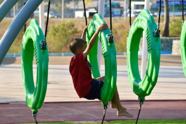 Çocuk parkındaki küçük çocuk. Çocuk aktif bir atlet. Çocuk oyun alanı.