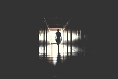 Binada ölü biri var. Hayaletlerle dolu ürkütücü bir ev. Paranormal insanlar. Işıklı korkunç koridor. Ölülerin huzursuz ruhları