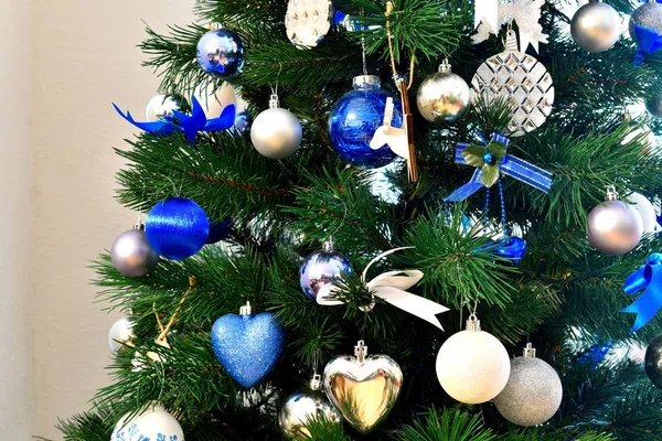 Het winterverhaal. Nieuwjaarsvakantie. Feestelijke kerstboom. — Stockfoto