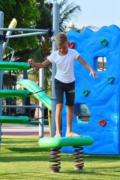Anak di taman bermain. Anak itu terlibat dalam olahraga autdoor. Sehat bahagia anak laki-laki di musim panas. — Stok Foto