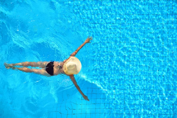 Menina na piscina de cima. Atleta feminina nadando na água. Naslajdenie nadando no resort — Fotografia de Stock