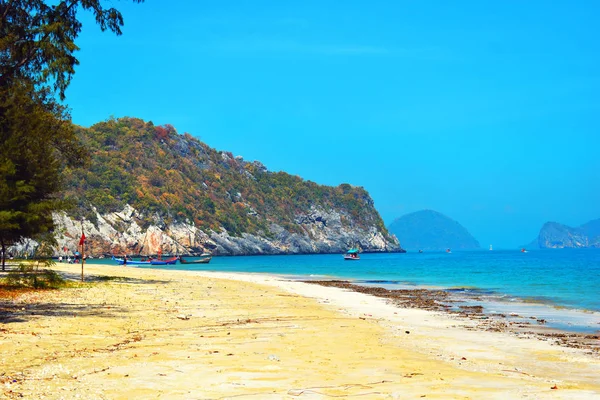 Marine tropical Paradise. The landscape is picturesque with mountains and the sea. Wild beach on the island. — 스톡 사진