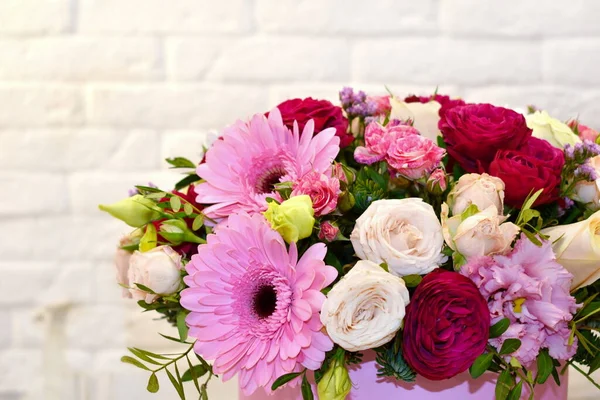 Arrangement de fleurs douces pour la Saint-Valentin. Un bouquet parfumé de fleurs sur une table blanche . — Photo