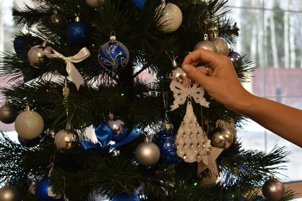 Design de casa de Natal. Decoração de Natal dentro do quarto. Árvore de Natal elegante . — Fotografia de Stock