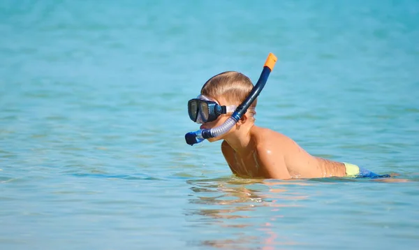 L'enfant dans la mer avec le tube marin. plongée sous-marine en mer. Le garçon dans les lunettes sur l'océan — Photo