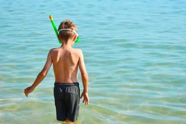 Das Kind im Meer mit dem Meeresschlauch. Tauchen auf See. der Junge in der Brille auf dem Ozean — Stockfoto