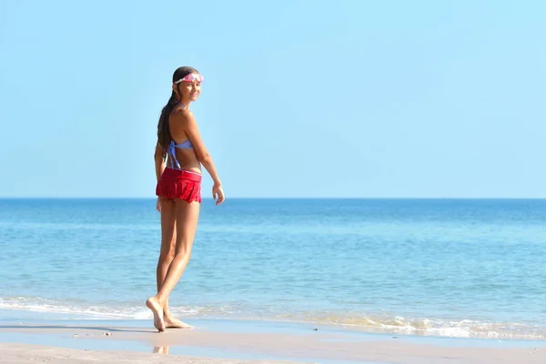 Μοντέλο έφηβος στην παραλία. τροπικός παράδεισος για τα παιδιά. Κορίτσι με μαγιό στη θάλασσα. Καλοκαιρινές διακοπές στις τροπικές περιοχές. — Φωτογραφία Αρχείου