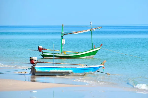 Zee landschap in Azië. Houten boot in de zee. — Stockfoto