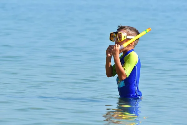 Boy child in a mask with a tube on the beach. children's swimming lessons . school Kids diving. — 스톡 사진