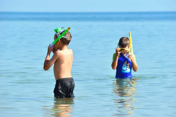 Mali chłopcy pływający w morzu w podwodnych maskach. Zabawa na morzu — Zdjęcie stockowe