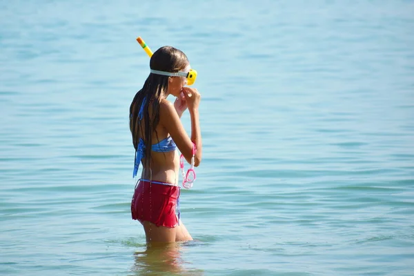Children at the seaside. Girl with a water mask on the sea. Sports summer in the tropics with children — Stock Photo, Image