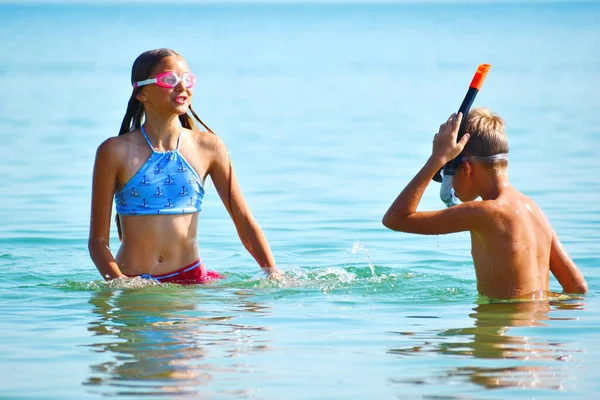 Treasure hunt under water. Children in water glasses in the sea. Children's seaside resort. Children dive under the water. — 스톡 사진