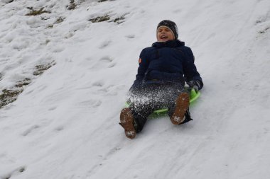 Çocuk Box Hill 'e gidiyor. Neşeli kış tatilleri. Kar tepesinde gezen çocuk
