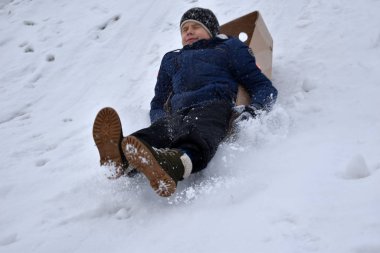 Çocuk Box Hill 'e gidiyor. Neşeli kış tatilleri. Kar tepesinde gezen çocuk