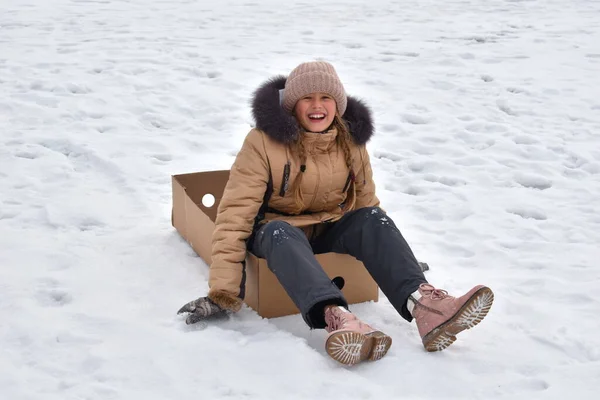 Niña alegre en la nieve. Invierno felices fiestas. —  Fotos de Stock