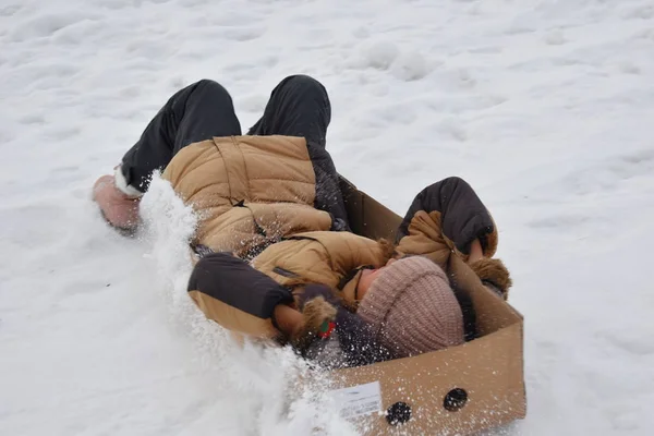 Fröhliches Kind im Schnee. Winterfreudige Feiertage. — Stockfoto