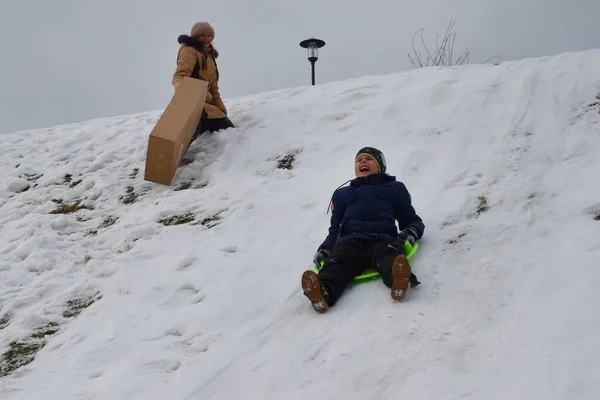 Fröhliches Kind im Schnee. Winterfreudige Feiertage. — Stockfoto