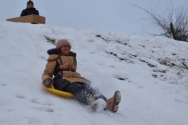 Fröhliches Kind im Schnee. Winterfreudige Feiertage. — Stockfoto