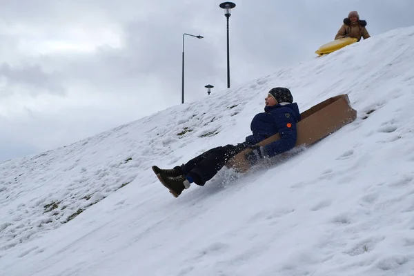 Fröhliches Kind im Schnee. Winterfreudige Feiertage. — Stockfoto