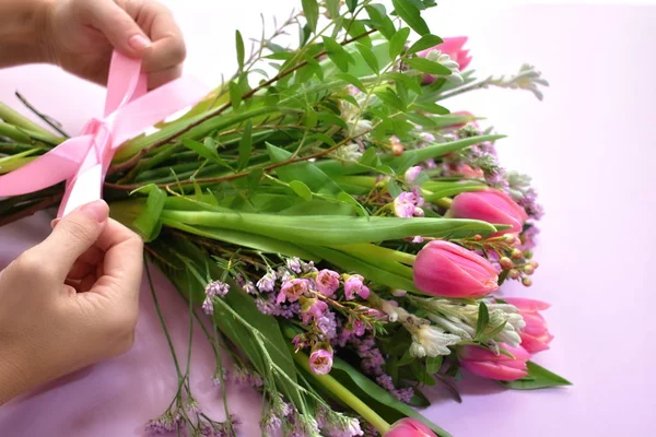 Дівчина з букетом квітів. Весняний жіночий день. Квіти - 14 лютого. Буке в квітковій крамниці.. — стокове фото