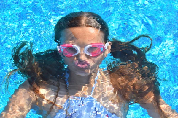 Retrato de uma menina debaixo de água. A criança na água durante o verão. Foto interessante — Fotografia de Stock