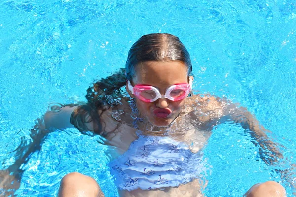 Retrato de una chica bajo el agua. El niño en el agua durante el verano. Interesante foto —  Fotos de Stock