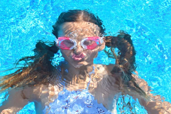 Portrait of a girl underwater. The child in the water during the summer. Interesting photo — 스톡 사진