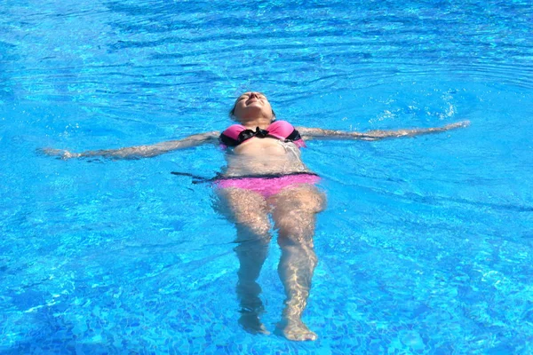 Retrato de uma rapariga na piscina. Uma mulher nada na piscina. Férias de verão no verão na água. Spa férias . — Fotografia de Stock