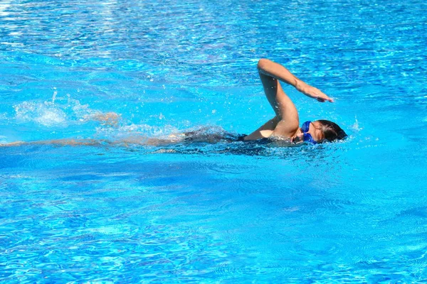 Female swimmer in pool. swimming training. Swimming in the outdoor pool. A healthy lifestyle at the resort. — Stockfoto