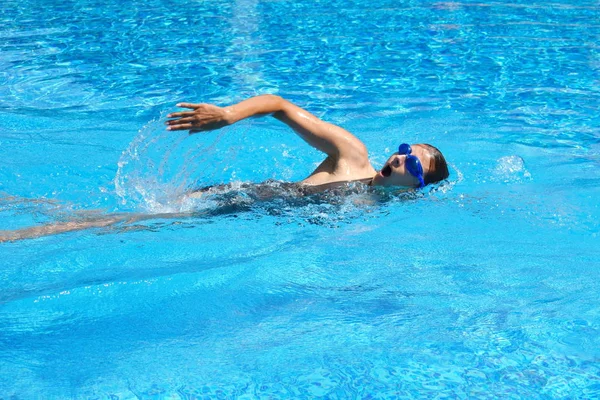 Schwimmerin im Becken. Schwimmtraining. Schwimmen im Außenpool. Ein gesunder Lebensstil im Resort. — Stockfoto