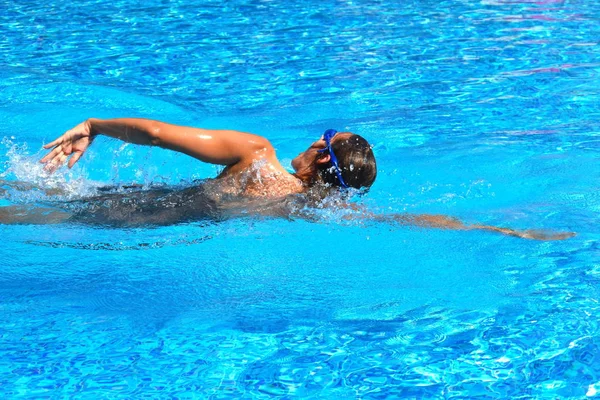 Nadadora en la piscina. entrenamiento de natación. Nadar en la piscina al aire libre. Un estilo de vida saludable en el resort . — Foto de Stock