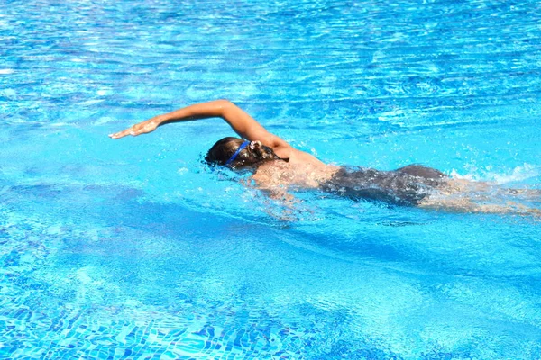 Nadadora na piscina. treino de natação. Natação na piscina exterior. Um estilo de vida saudável no resort . — Fotografia de Stock