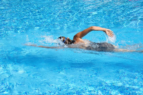 Schwimmerin im Becken. Schwimmtraining. Schwimmen im Außenpool. Ein gesunder Lebensstil im Resort. — Stockfoto