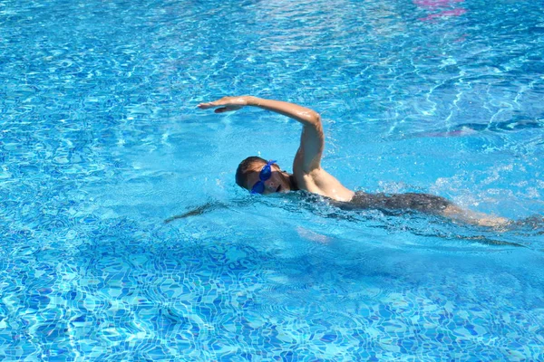 Nadadora na piscina. treino de natação. Natação na piscina exterior. Um estilo de vida saudável no resort . — Fotografia de Stock