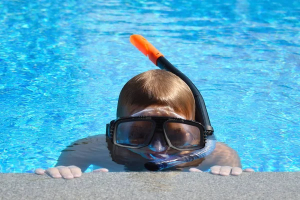 Bébé garçon dans le masque d'eau dans la piscine. Enfant nageur dans l'eau autdoor . — Photo