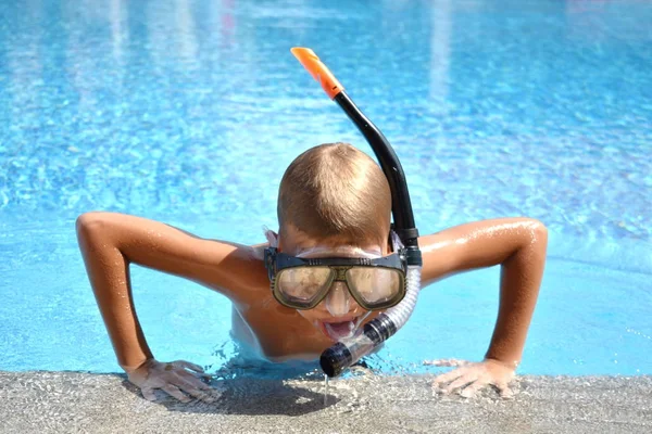 Bébé garçon dans le masque d'eau dans la piscine. Enfant nageur dans l'eau autdoor . — Photo