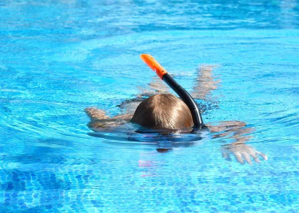 Niño en la máscara de agua en la piscina. Niño nadador en el agua autdoor . — Foto de Stock