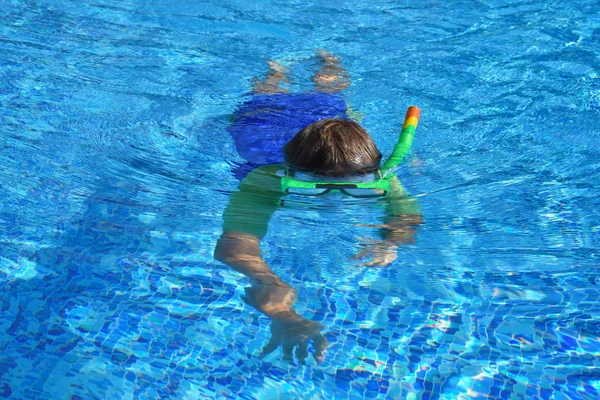 Bébé garçon dans le masque d'eau dans la piscine. Enfant nageur dans l'eau autdoor . — Photo