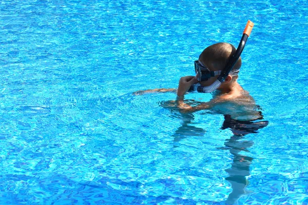 Menino na máscara de água na piscina. Criança nadadora na água autdoor . — Fotografia de Stock