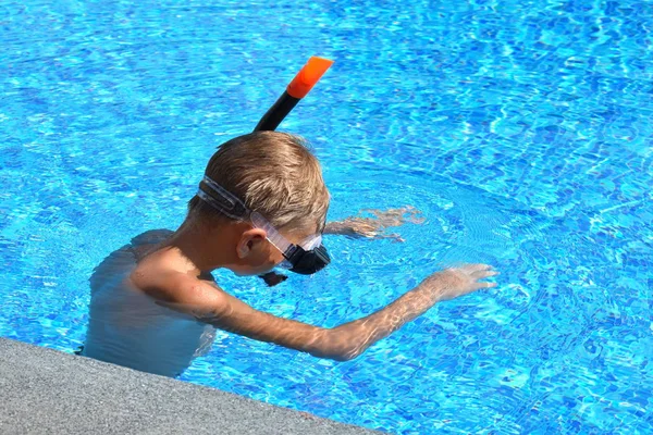 Baby boy in the water mask in the pool. Child swimmer in the water autdoor. — 图库照片