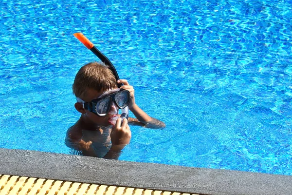 Baby boy in the water mask in the pool. Child swimmer in the water autdoor. — 图库照片