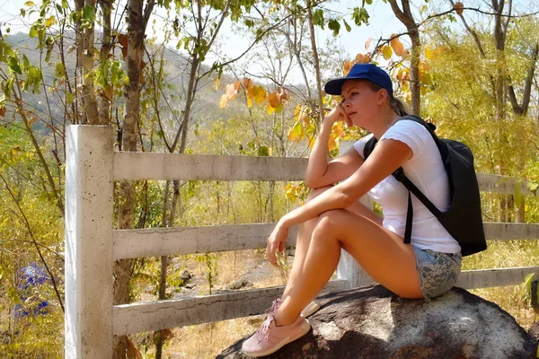 Touristin mit Rucksack. Reisende in den Bergen. Eine einsame Reise — Stockfoto