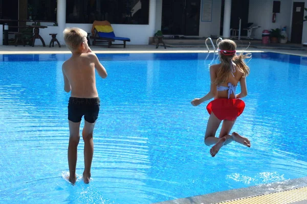 Friendly children to move into the water. Brother and sister swimming in the summer. Diving into water — ストック写真