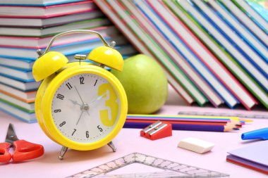 Okul kitapları ve yeşil elmalar. Öğrencinin sağlıklı bir kahvaltısı. Eğitim ve yemek..